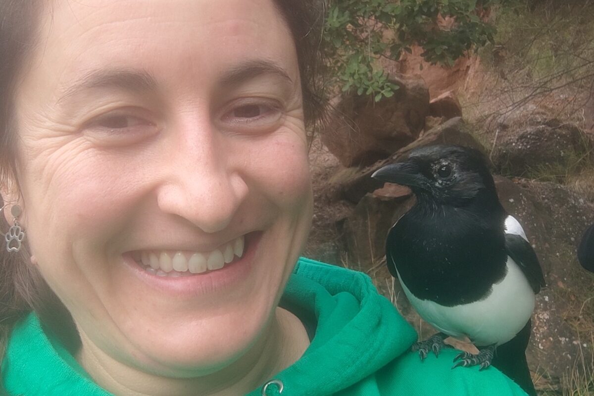 Educadora de Monatur en contacte directe amb fauna local