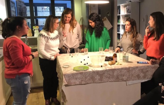 Taller pràctic de medi ambient per escoles Nens participant en un taller d'educació ambiental