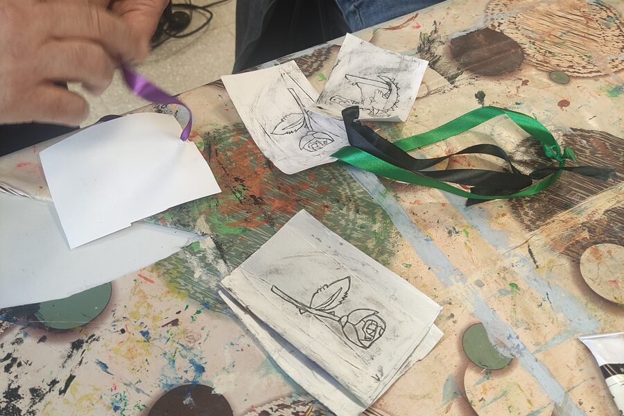 Manualitats de Sant Jordi amb material reciclat a una fira