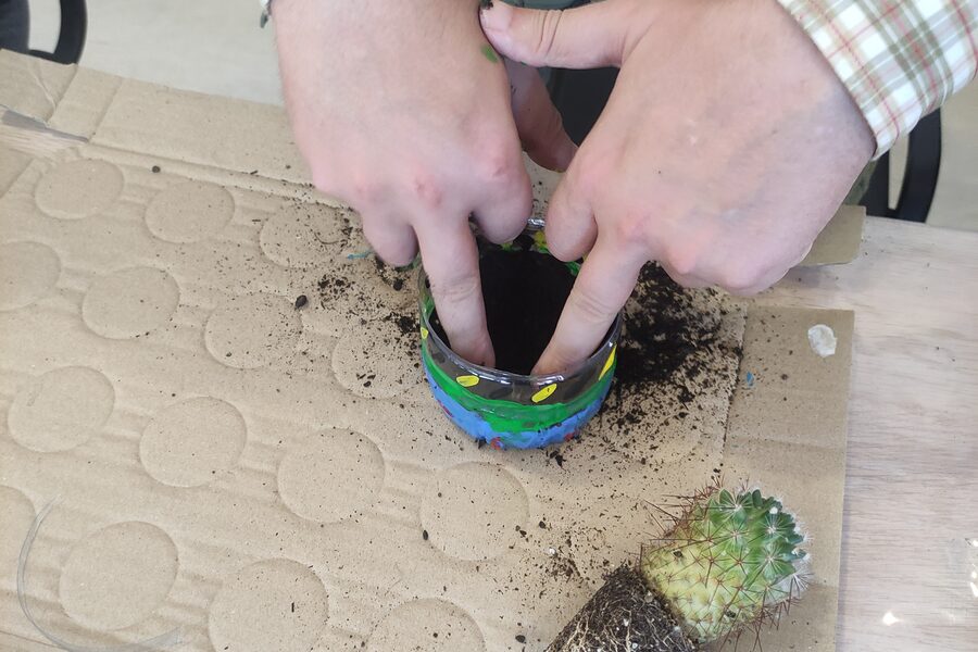 Taller de plantaci&oacute; en test reciclat a una fira d&rsquo;educaci&oacute; ambiental
